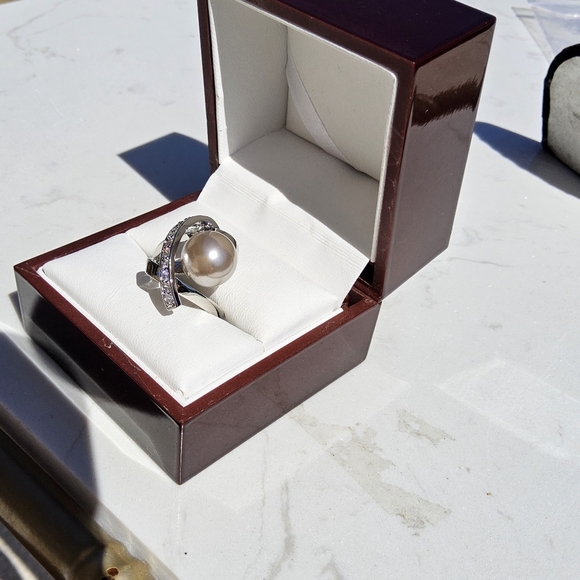 Silver and Cream Pearl Ring with Leaf Design - Picture 6 of 9